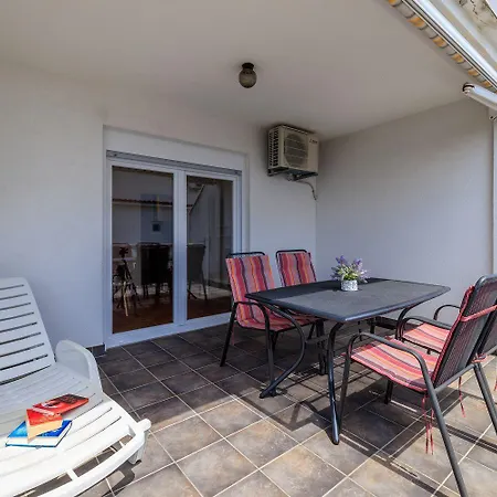 Renoviertes Nur 150 Meter Zum Mit Jacuzzi, Meerblick, Pool, Billardtisch Dramalj